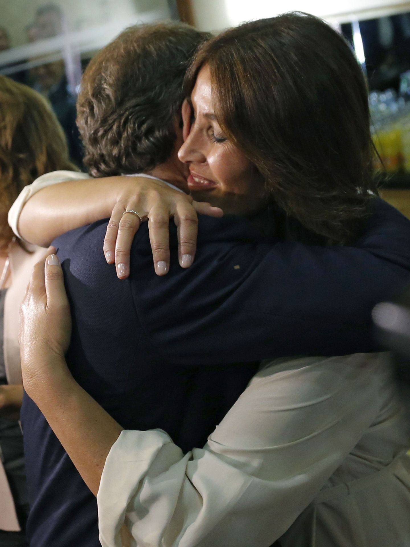 Alberto Nuñez Feijóo celebra con su novia Eva Cárdenas unos resultados electorales. (EFE/Lavandeira jr)