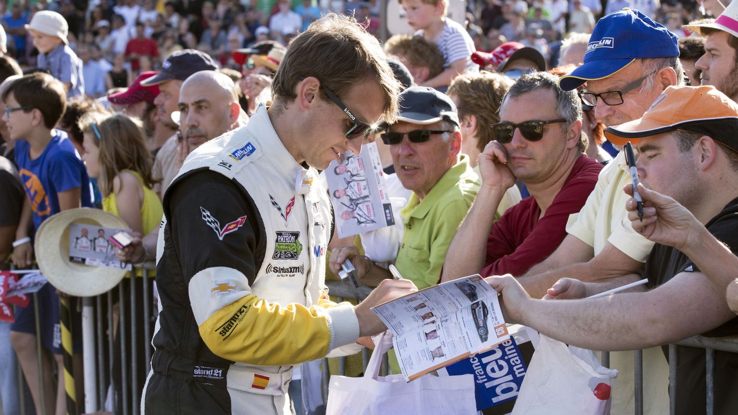 Antonio García firmando autógrafos en Daytona. (EFE)