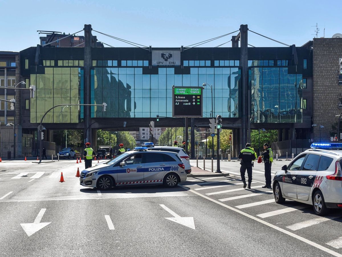 Foto: Control policíal en uno de los accesos a Bilbao durante el estado de alarma. (EFE)