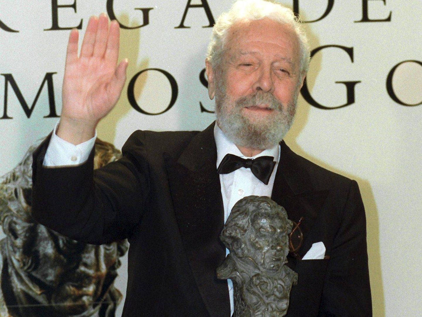  Luis García Berlanga tras recoger el Goya al Mejor Director por la película 'Todos a la cárcel' en 1994 (EFE/Paco Campos)