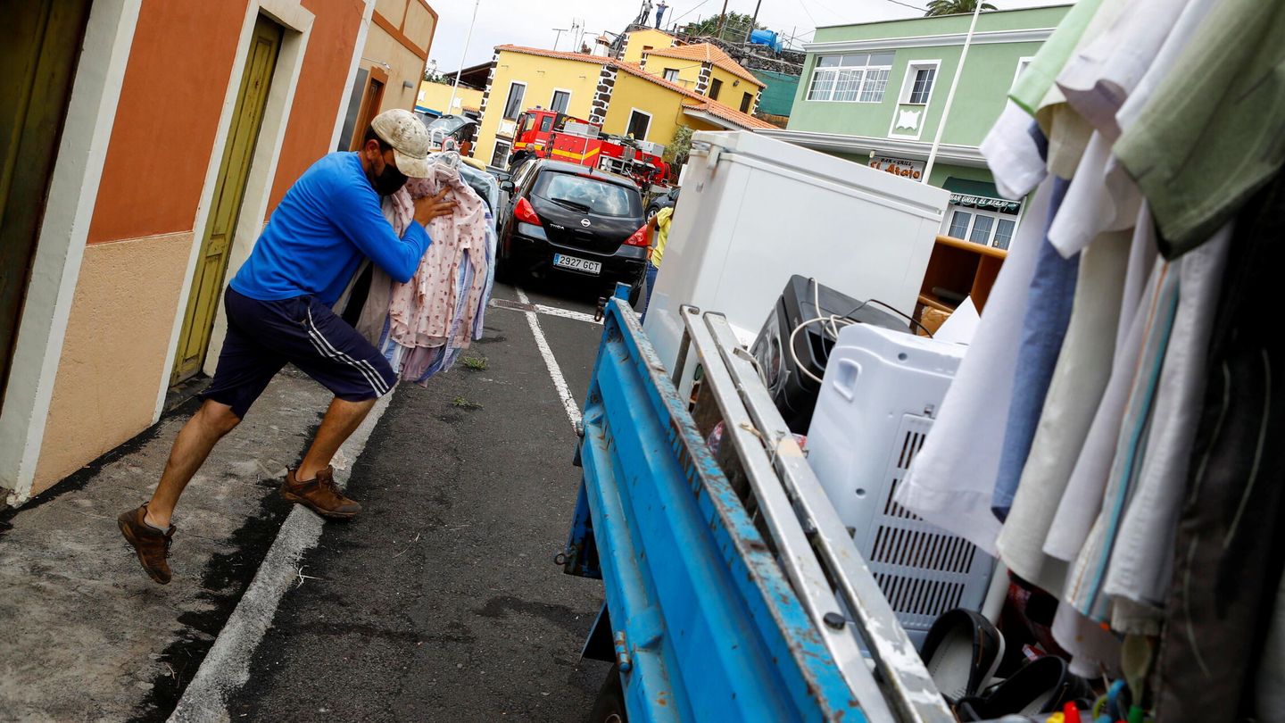 Un vecino de La Laguna evacúa su domicilio (Borja Suárez / Reuters)