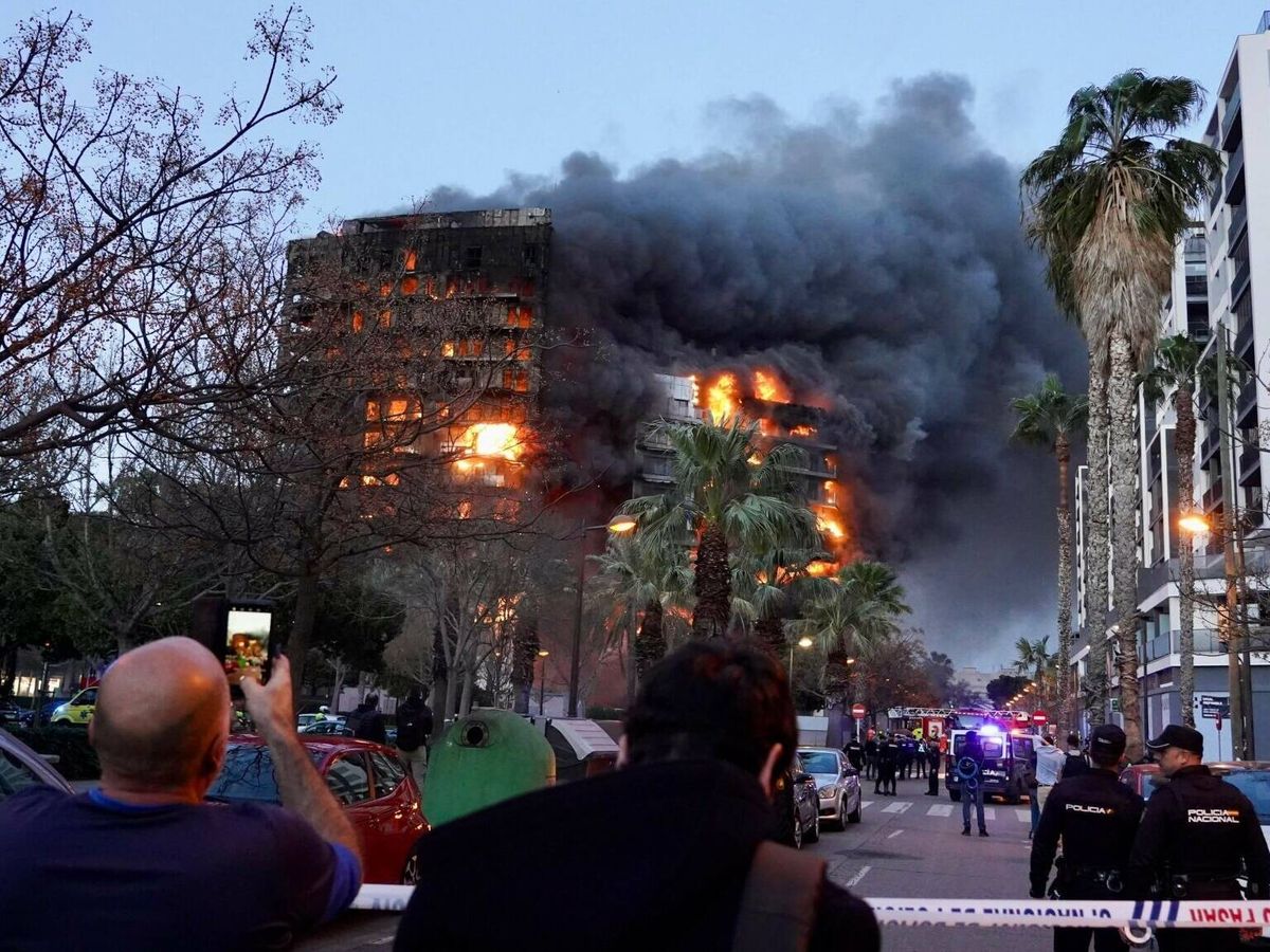 Foto: Imagen del terrible incendio de Valencia. (Europa Press)