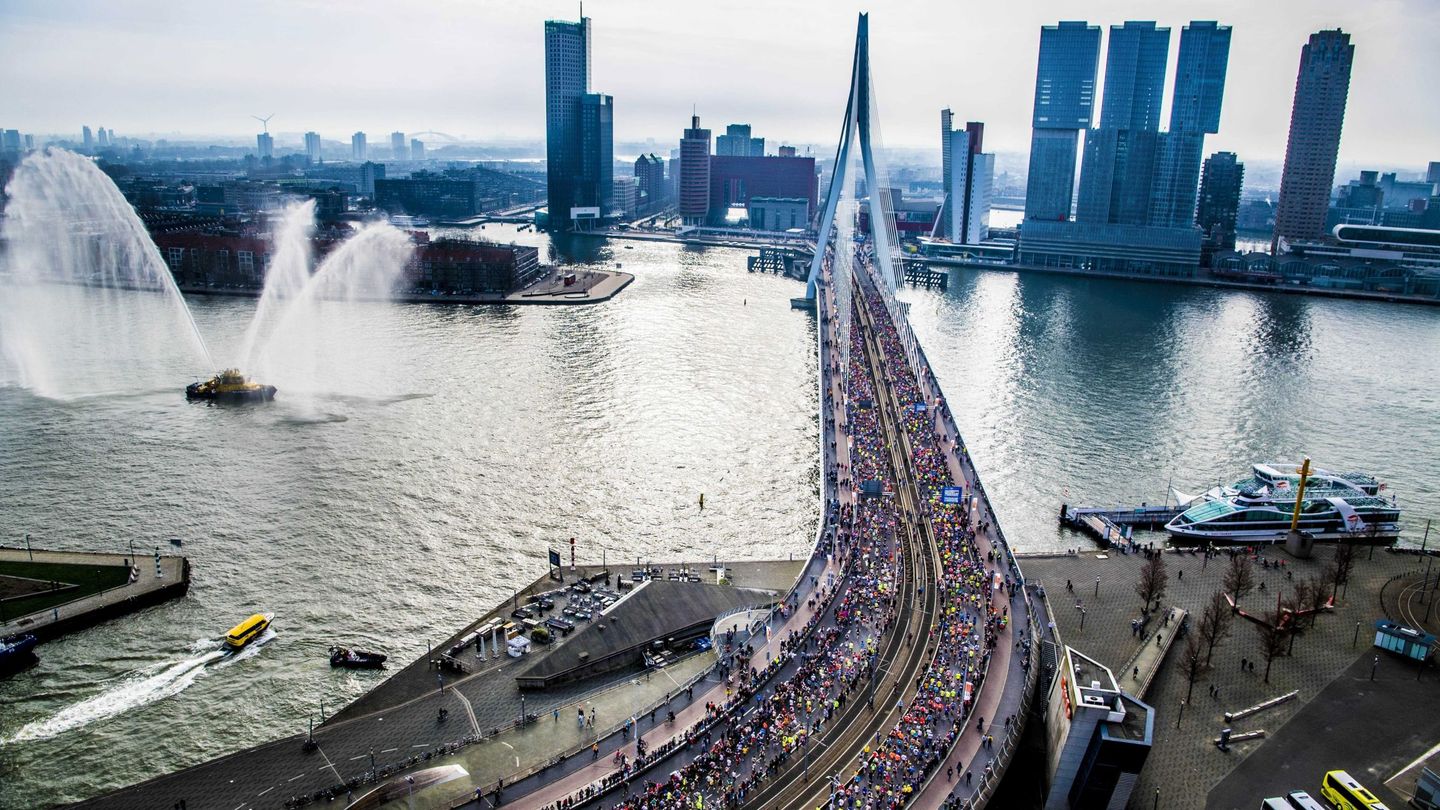 Vista aérea de la maratón de Rotterdam sobre el puente Erasmus, el pasado abril. (EFE)
