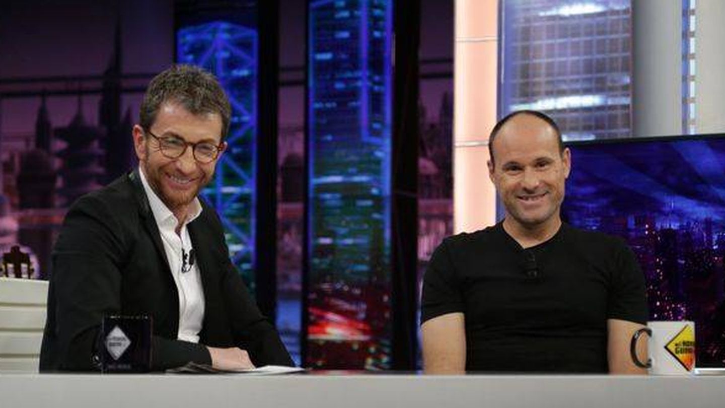 El árbitro Mateu Lahoz, en el programa 'El Hormiguero', junto a su presentador, Pablo Motos