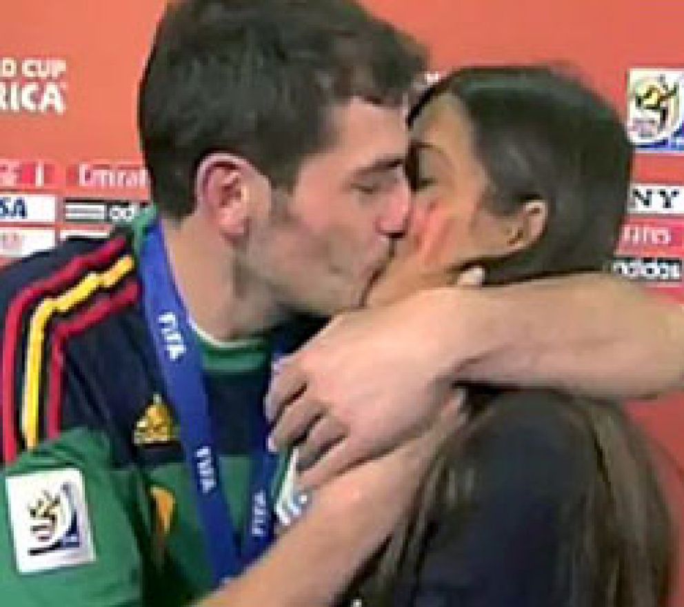 Foto: Casillas besó la Copa del Mundo... y a Carbonero
