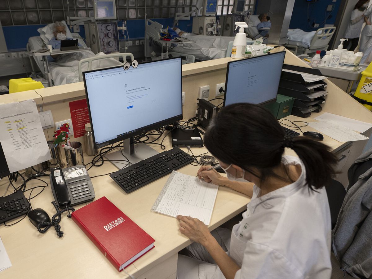 Foto: Una sanitaria del Hospital Clínic de Barcelona trabaja tomando notas a mano este lunes después del ciberataque. (EFE/Clinic/Francisco Avia)
