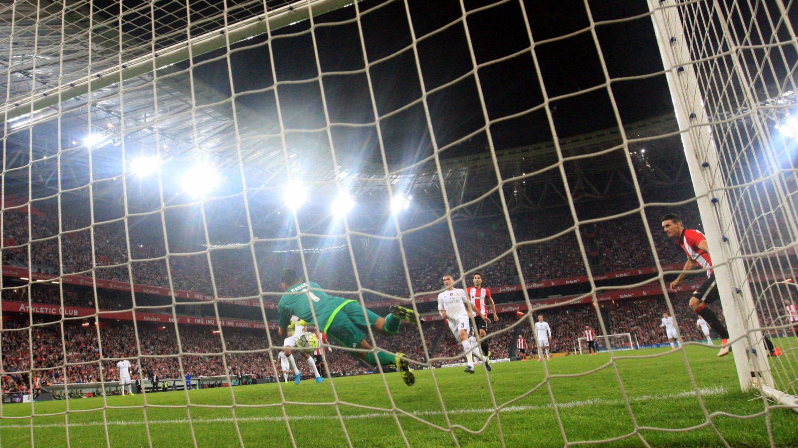 Foto: Keylor Navas evita un gol tras un remate de Aduriz (EFE)