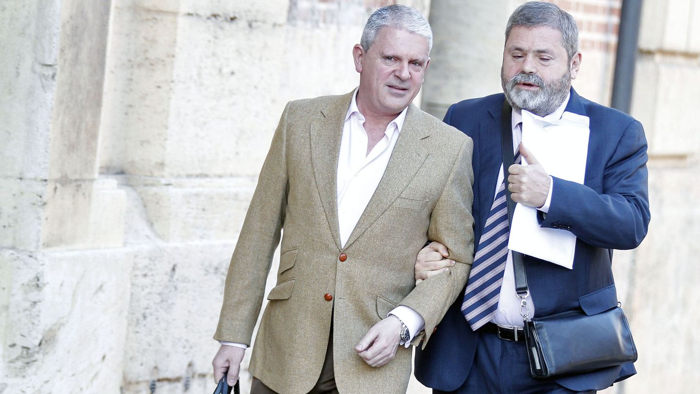Miguel Durán, a la derecha, antes de entrar en un juicio. (EFE)