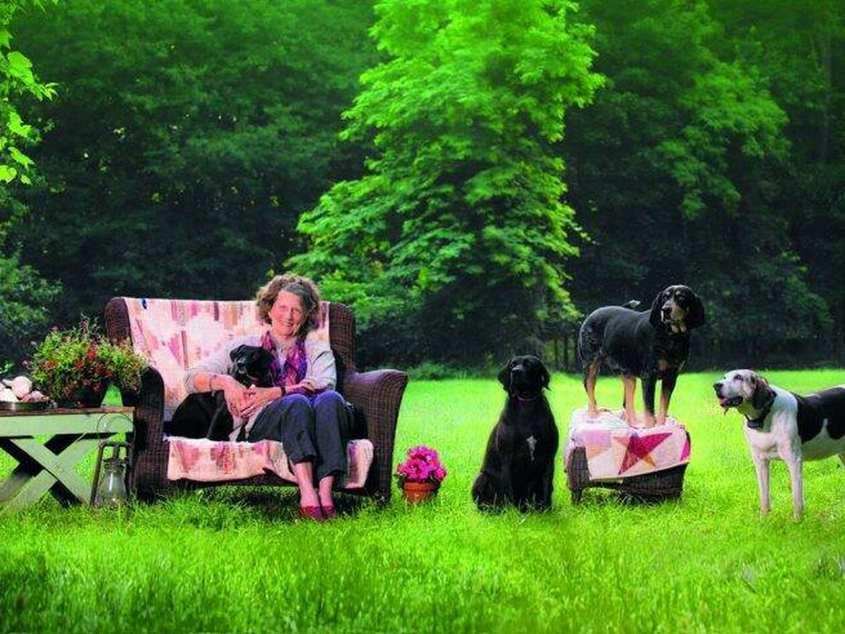 Foto: La escritora Abigail Thomas con sus perros. (Errata Naturae)