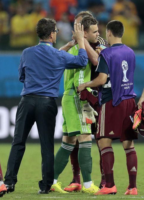 Foto: Fabio Capello consuela a Alexander Akinfeev tras su error frente a Corea del Sur.