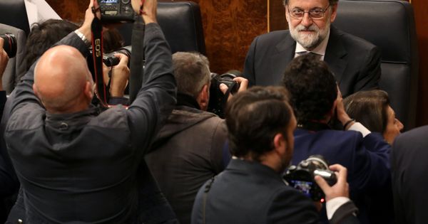Foto: Mariano Rajoy, minutos antes del comienzo de la sesión de control al Gobierno en el Congreso de este 25 de octubre. (Reuters)