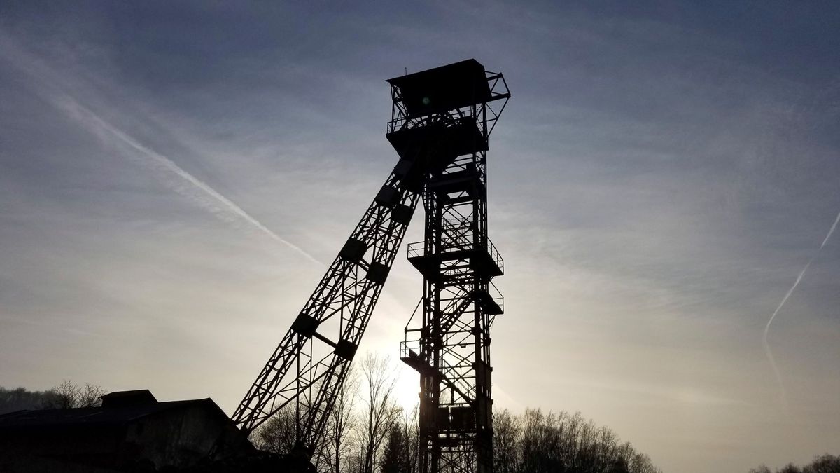 Cientos de polacos hacen colas de varios días para comprar carbón en minas