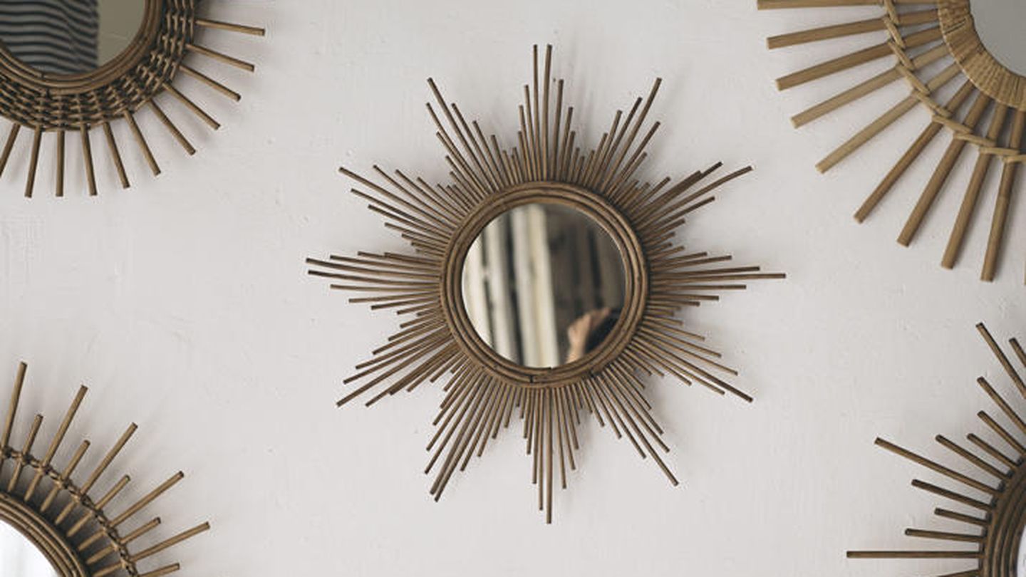 Detalle de algunos de los espejos fabricados con mimbre y caña de Javier Sánchez Medina (Cortesía)