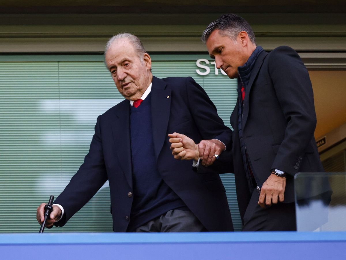 Foto: Juan Carlos I, en Londres en el partido Chelsea-Madrid. (EFE/EPA/Tolga Akmen)