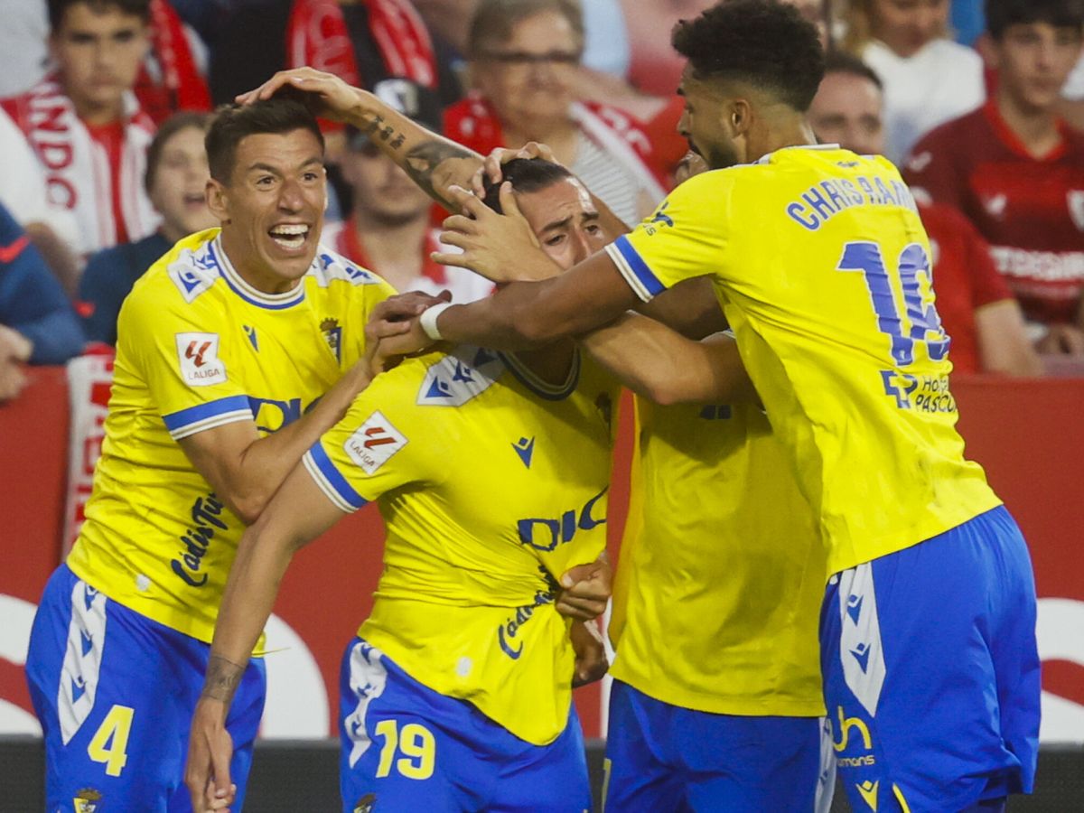 Foto: Los jugadores del Cádiz celebran el gol de Sergi Guardiola en el Pizjuán (EFE/José Manuel Vidal).