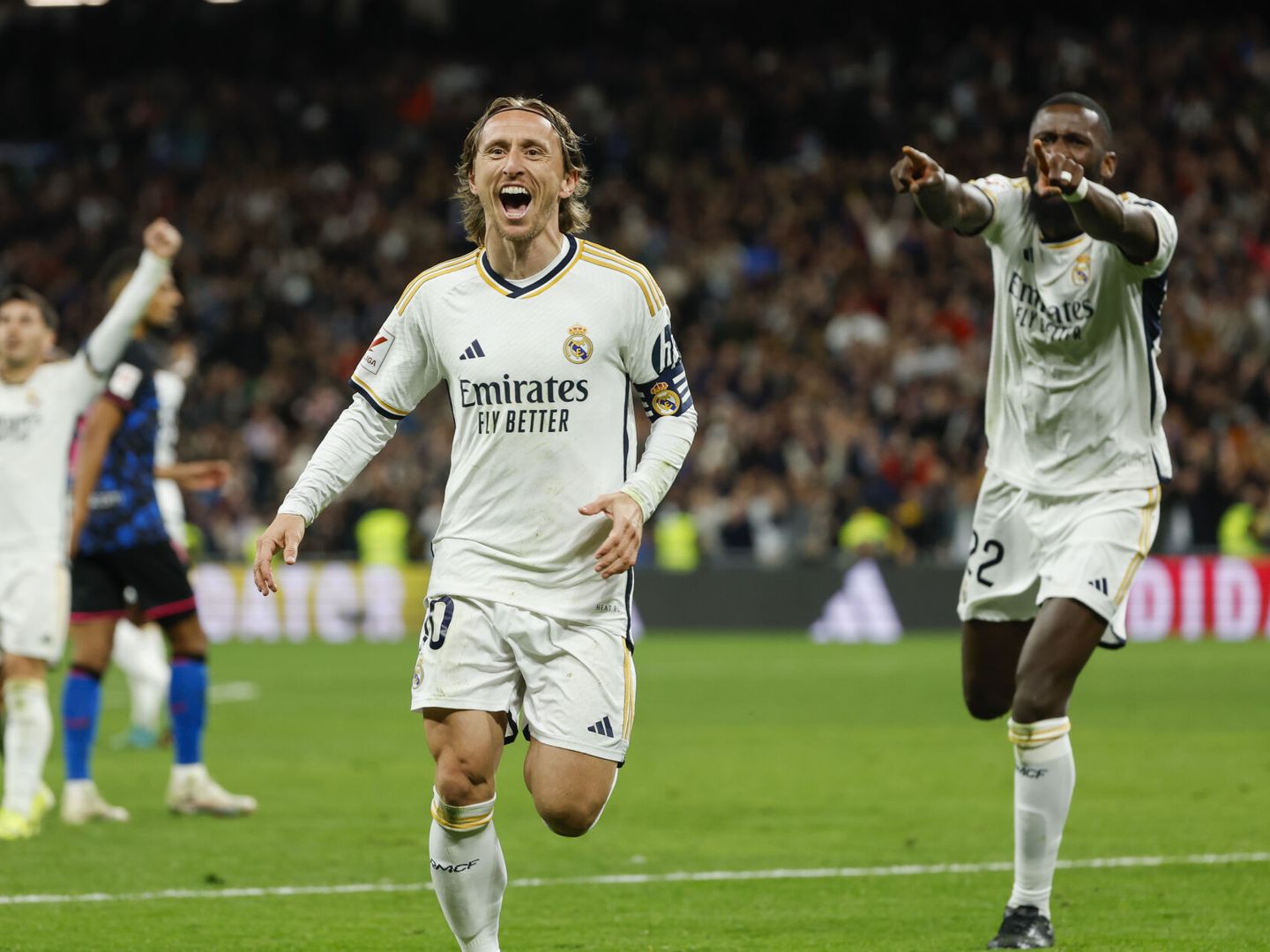 Luka Modric celebra su gol ante el Sevilla (EFE/Javier Lizón).