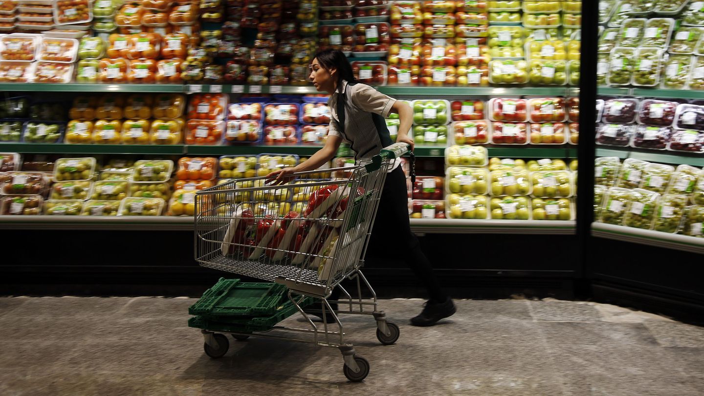 Un empleado repone en un supermercado español (Reuters)