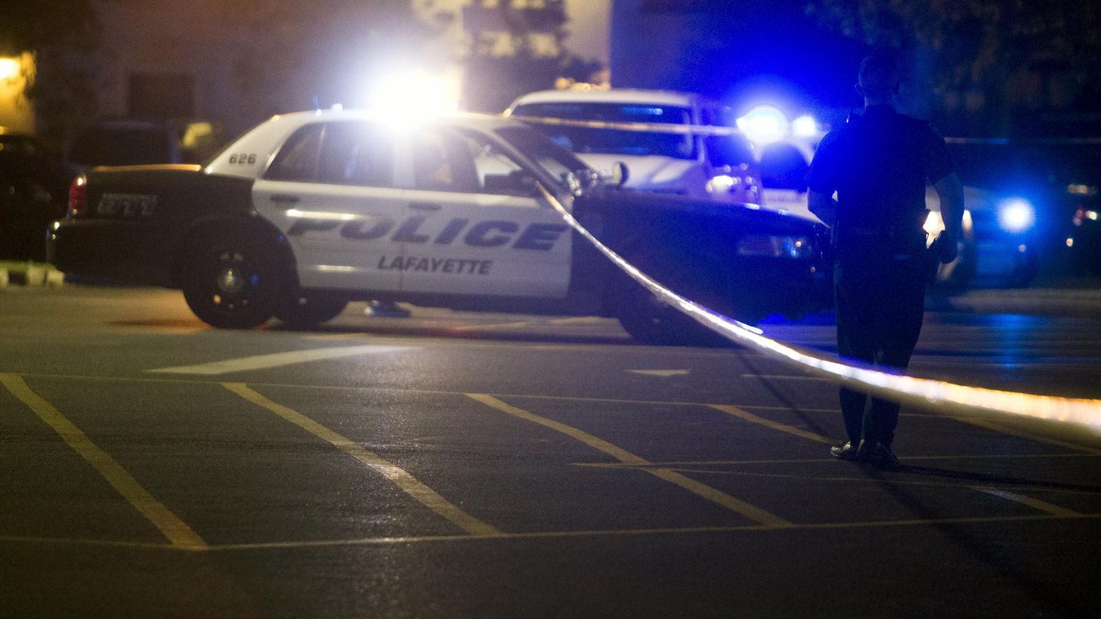 Foto: Un coche de policía a las puertas del cine en el que se ha producido el tiroteo. (Reuters) 