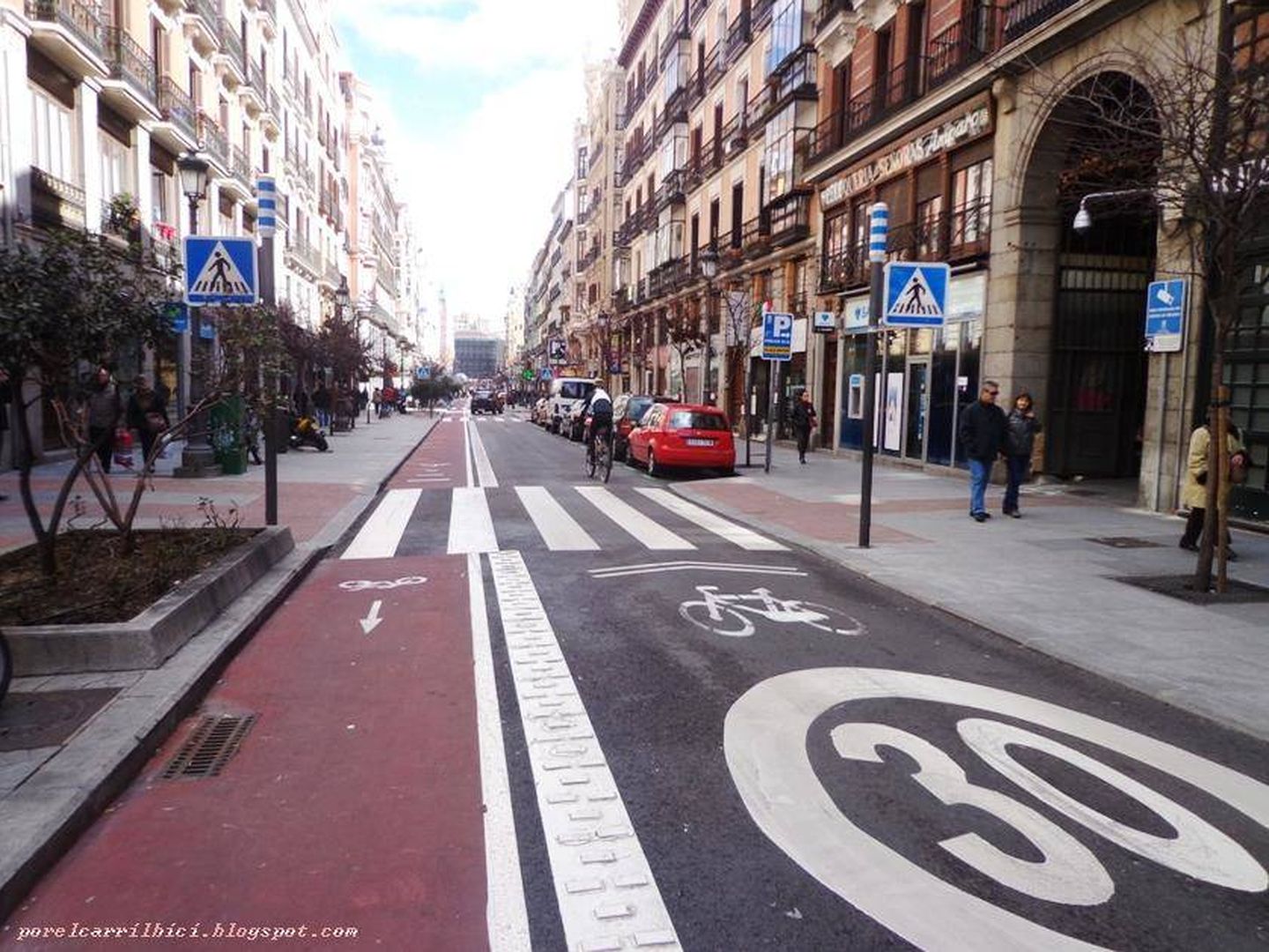 Vista de una de las llamadas zonas o calles 30. (Madrid)