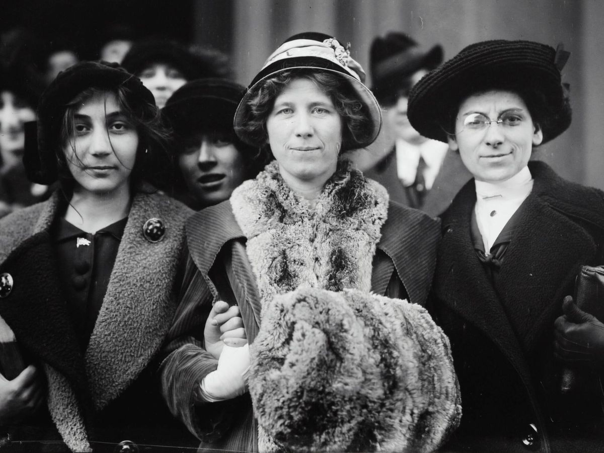 Foto: Flora Dodge 'Fola' La Follette, Rose Livingston y otra activista, en una marcha sufragista en Nueva York en 1913. (Unsplash/Library of Congress)