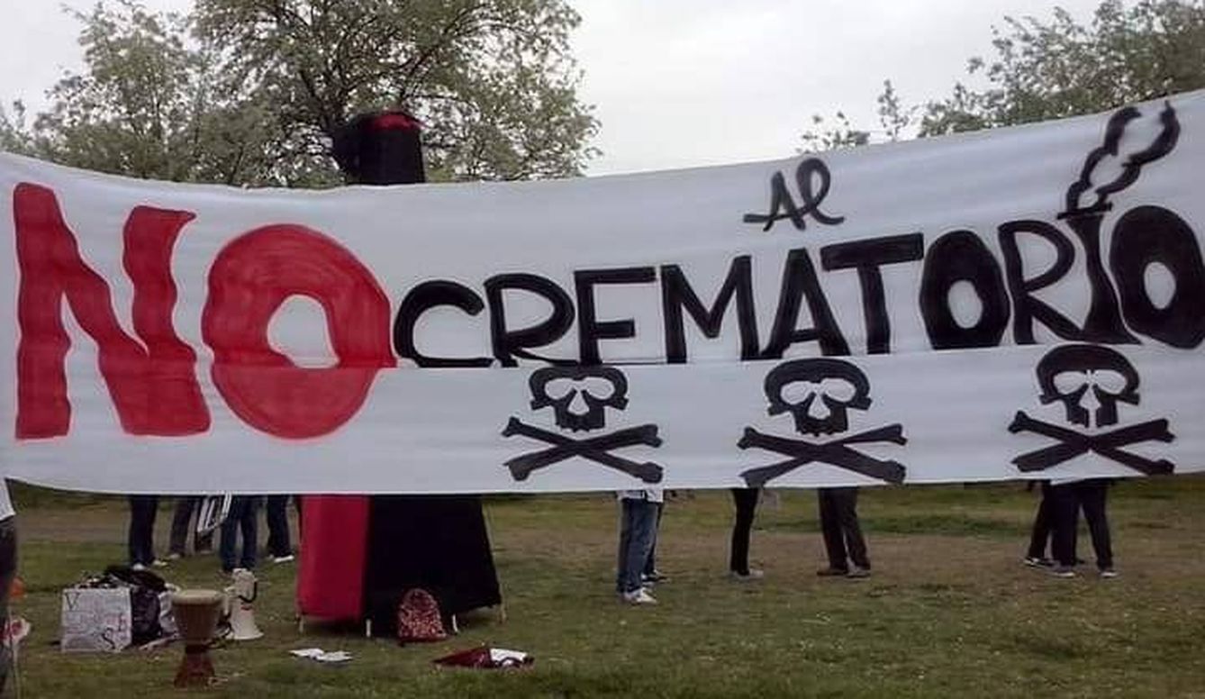 Una pancarta contraria al crematorio cuelga en Valdemoro. (Cedida)