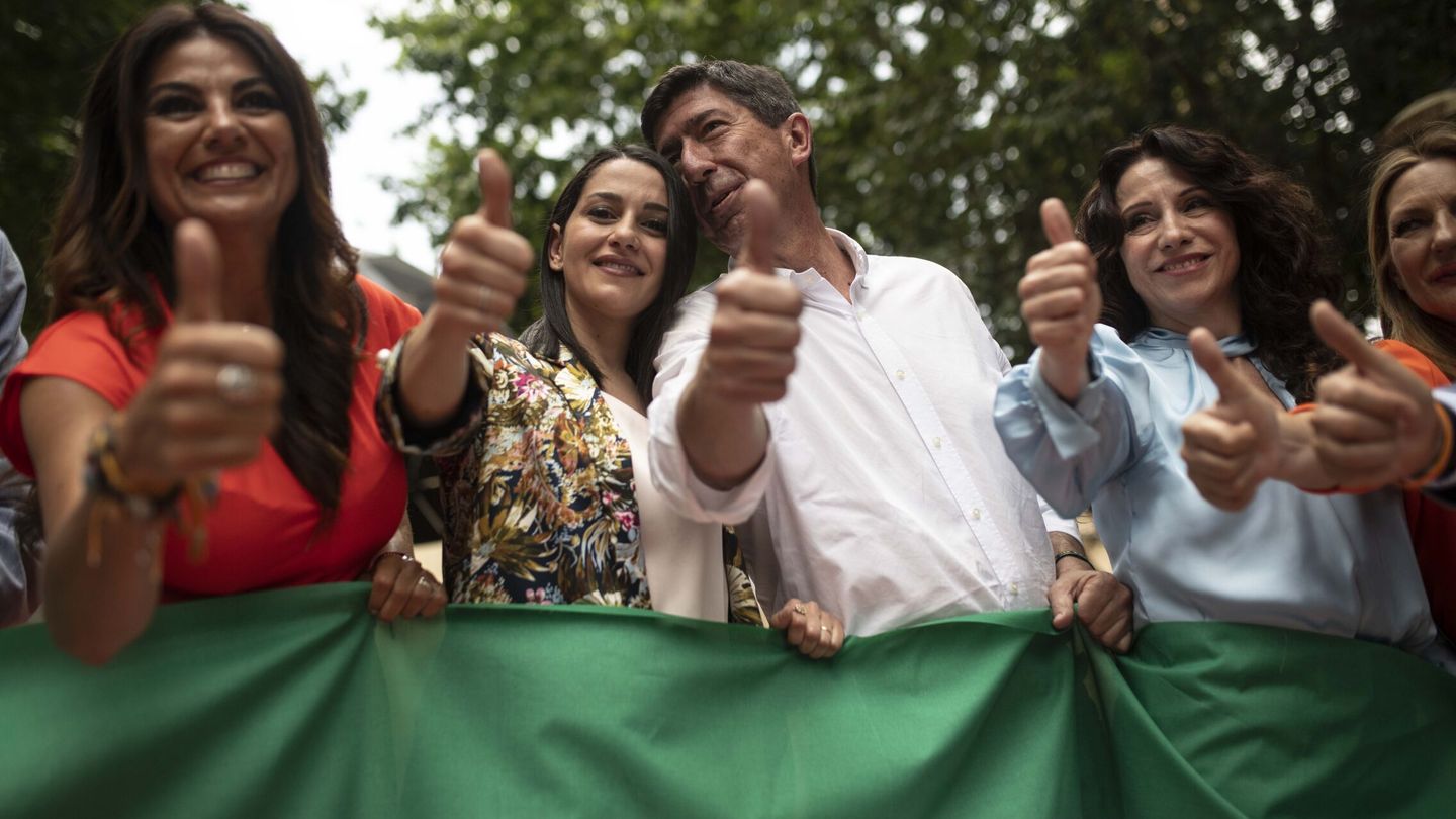 Juan Marín, entre Inés Arrimadas y Rocío Ruiz, en un acto de campaña. (EFE)