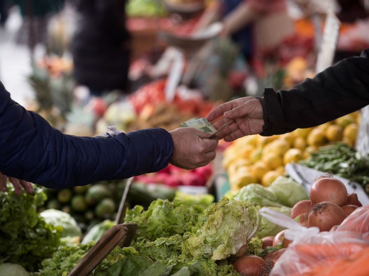 Foto: Los comercios de proximidad suelen ofrecer alimentos de los agricultores y ganaderos de la zona y a buen precio (EFE/Alberto Valdés)