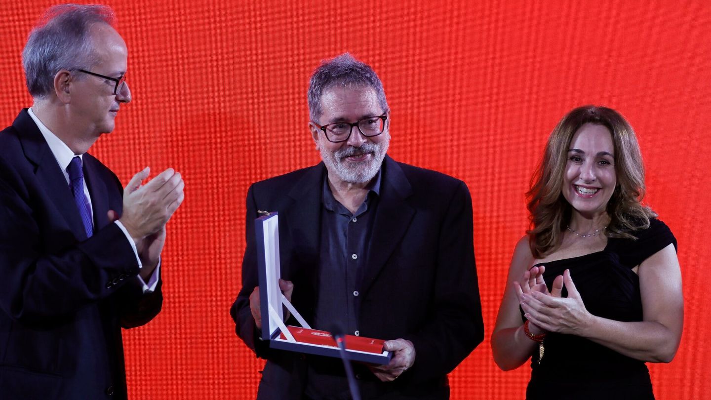 César Aira recibe el premio Prix Formentor 2021 de manos de los mecenas, Simón Pedro Barceló y Marta Boadas en Sevilla (EFE)