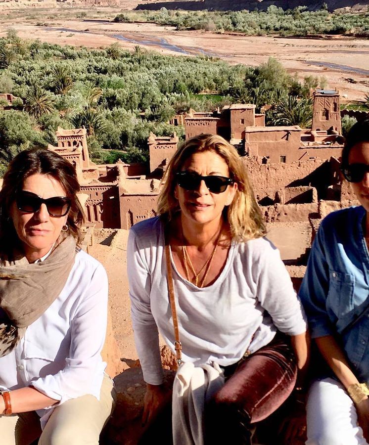 Foto: Sofía Palazuelo, junto a su madre y una amiga de la familia en Marruecos. (@lolacoronel)