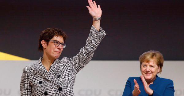 Foto: Annegret Kramp-Karrenbauer saluda tras ser elegida líder de la CDU durante el congreso de la formación en Hamburgo. (Reuters)