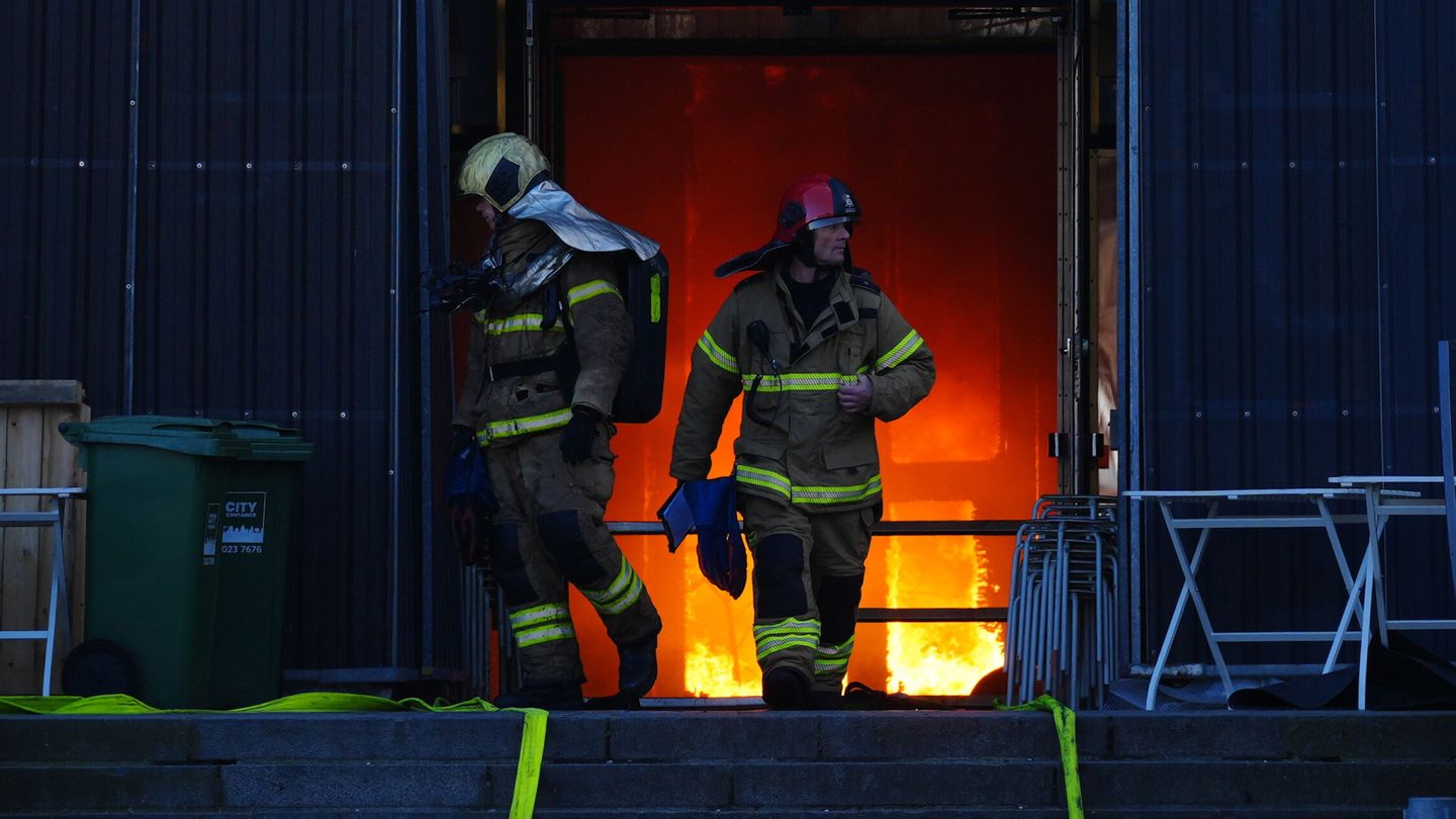 Los bomberos intentan sofocar las llamas. (EFE/Ida Marie Odgaard)