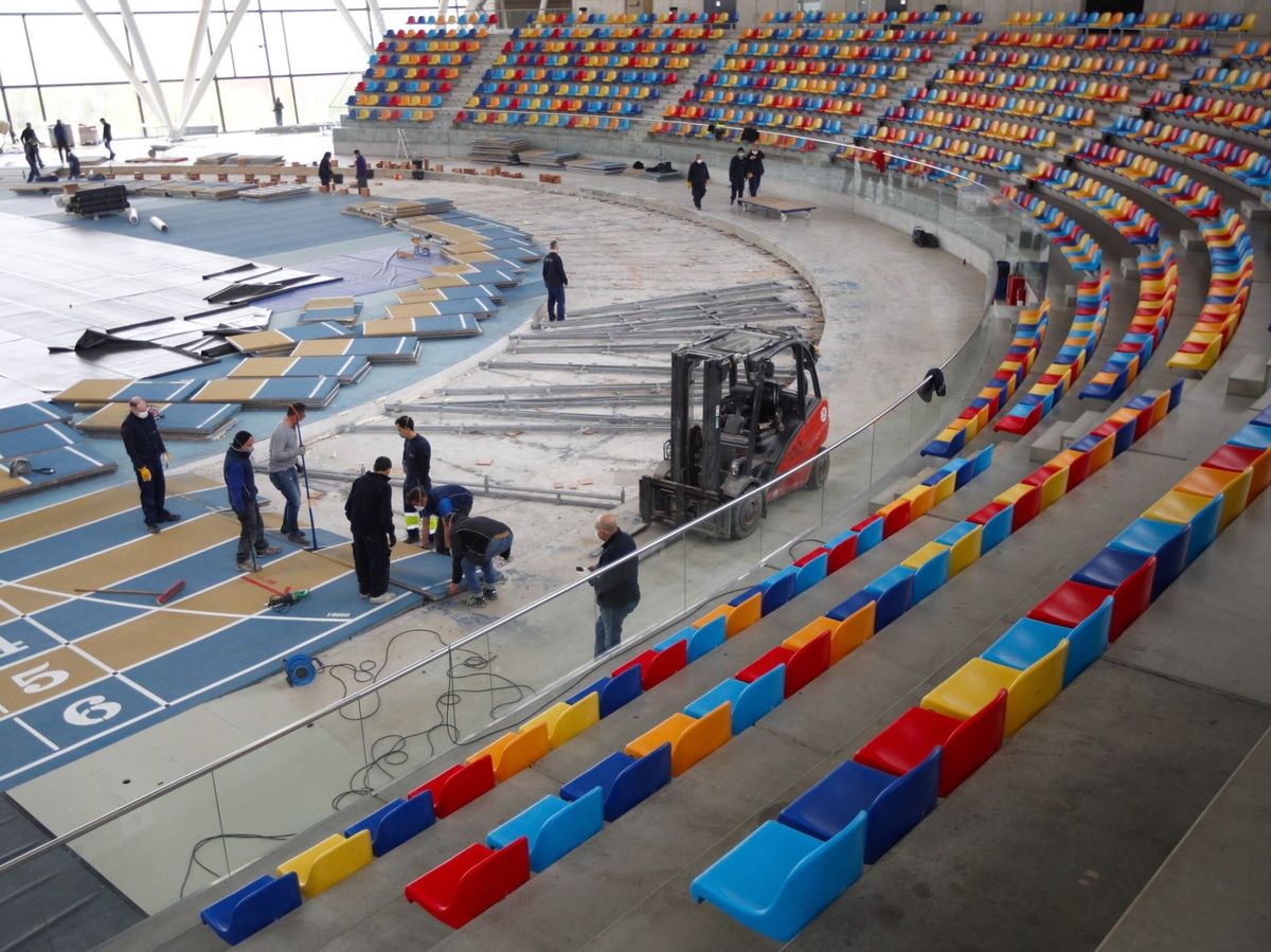 Foto: Preparación de la pista cubierta de atletismo de Sabadell. Foto: Efe