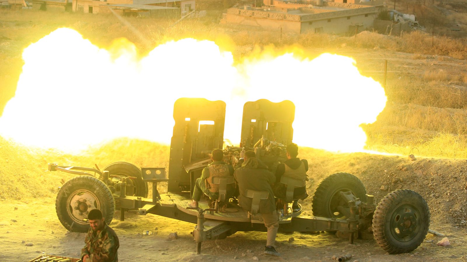 Foto: Fuerzas 'peshmerga' atacan con artillería la ciudad de Naweran, cerca de Mosul, el 20 de octubre de 2016. (Reuters)