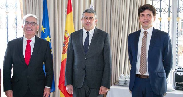 El ministro de Asuntos Exteriores de Malta, Evarist Bartolo, el secretario general de la OMT, Zurab Pololikashvili,  y el embajador Daniel Azzopardi. (Julia Robles)