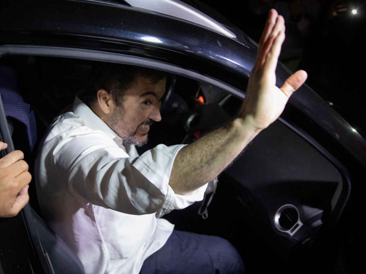 El jefe del despacho de Juan Guaidó, Roberto Marrero, saluda tras ser liberado. (EFE)