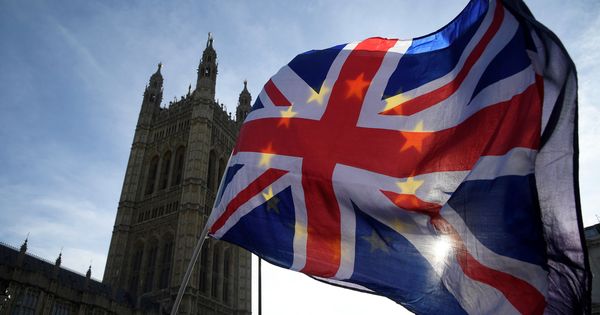 Foto: Una persona ondea una bandera de Reino Unido con una europea en una manifestación antiBrexit. (Reuters)