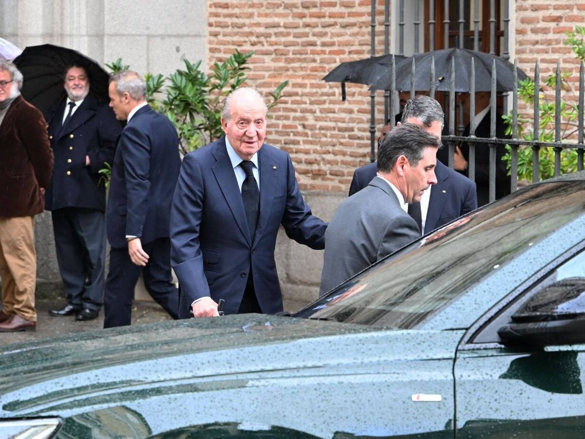 Foto: El emérito, saliendo del funeral. (EP/ José Oliva)