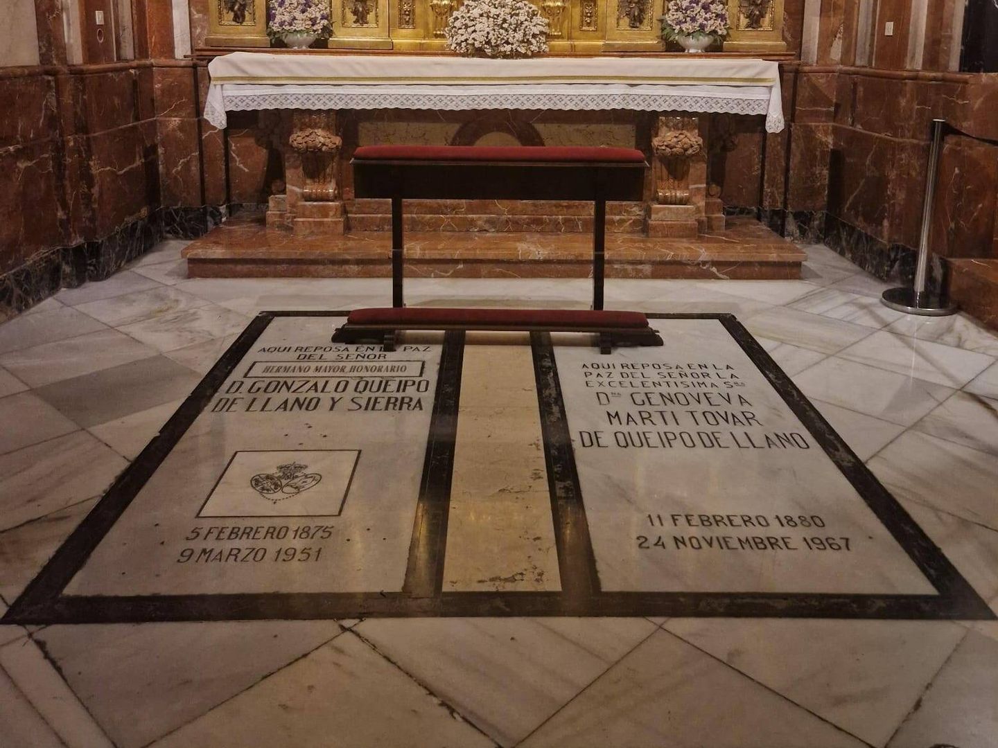 Las tumbas de Gonzalo Queipo de Llano y Genoveva Martí, su esposa, en una imagen reciente. (C. R.)