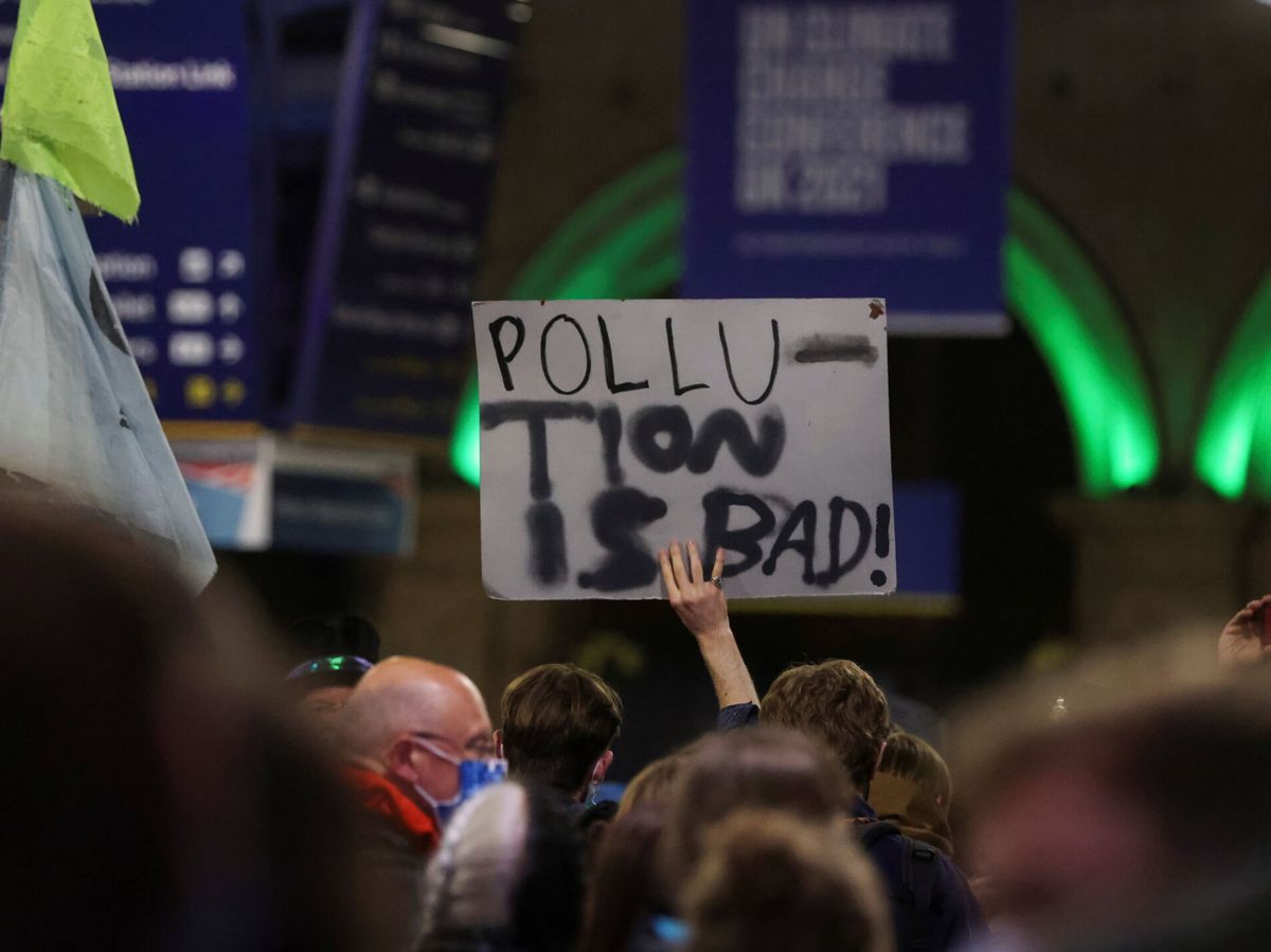 Foto: Protestas climáticas en la Estación Central de Glasgow. (Reuters)