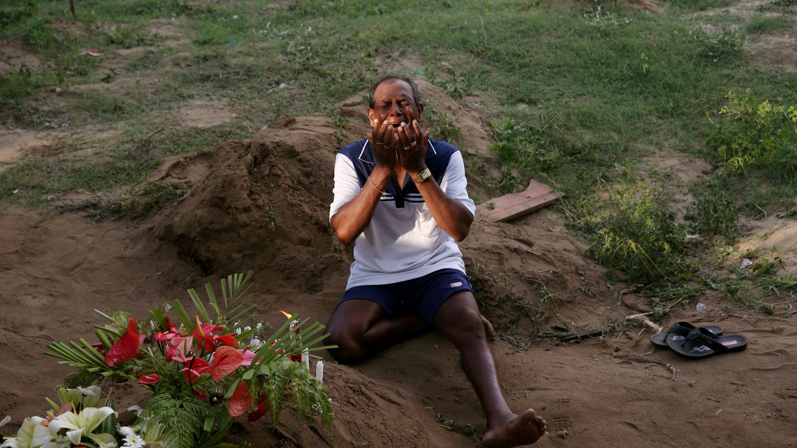 Foto: Un hombre ante la tumba de una de las víctimas del atentado de Negombo. (Reuters)