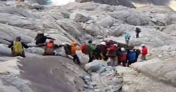 Foto: El rescate de los cuerpos de los alpinistas fallecidos en Perú. (EFE)