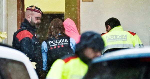 Foto: Registro policial en la vivienda del presunto autor del doble crimen de Susqueda. (EFE)