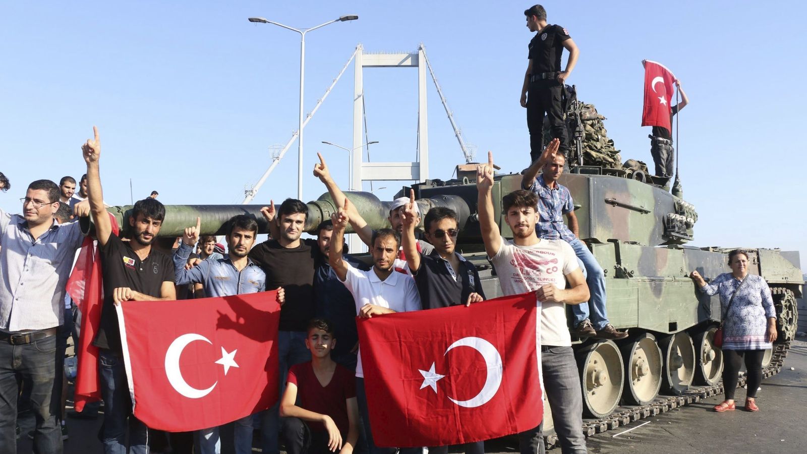 Foto: Miembros de la policía y partidarios del presidente Erdogan (Efe)