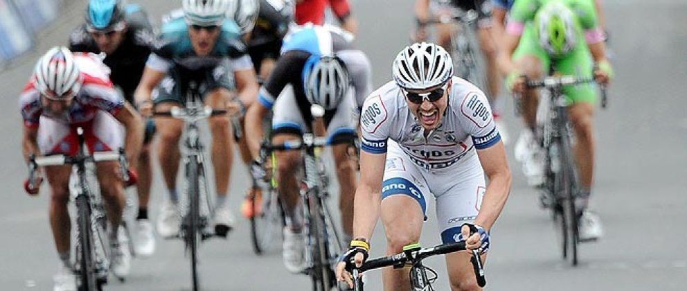 Foto: Degenkolb se libra de una caída masiva, remonta a Canola y se estrena en el Giro
