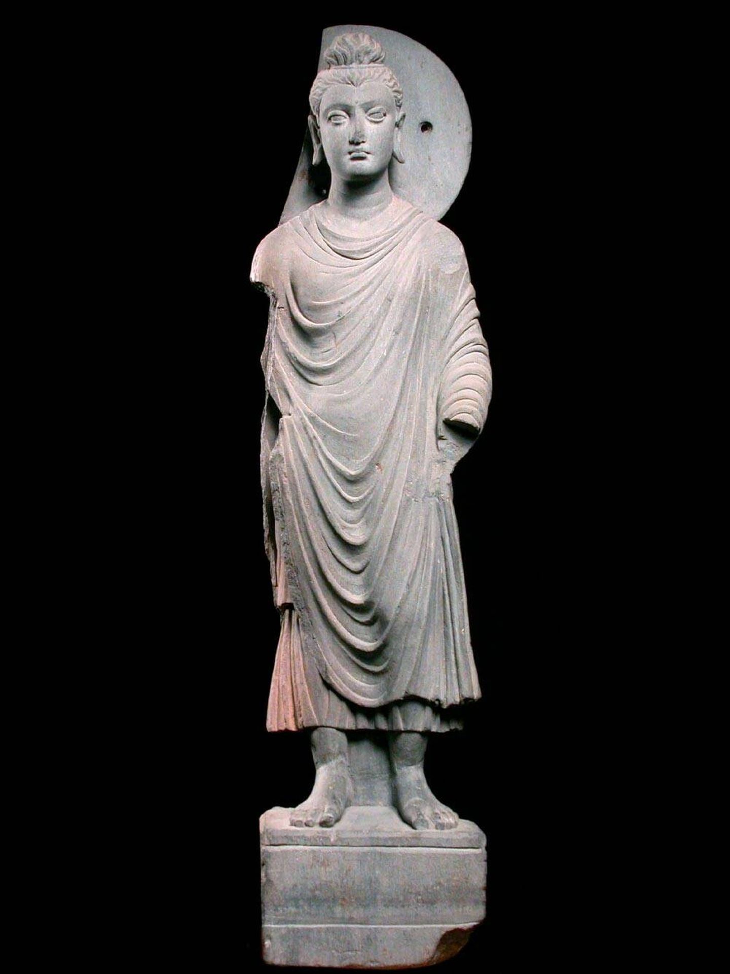 Estatua de Buda con toga, Pakistán, siglos II-III. Roma, Museo de las Civilizaciones.  (Stefano Castellani)