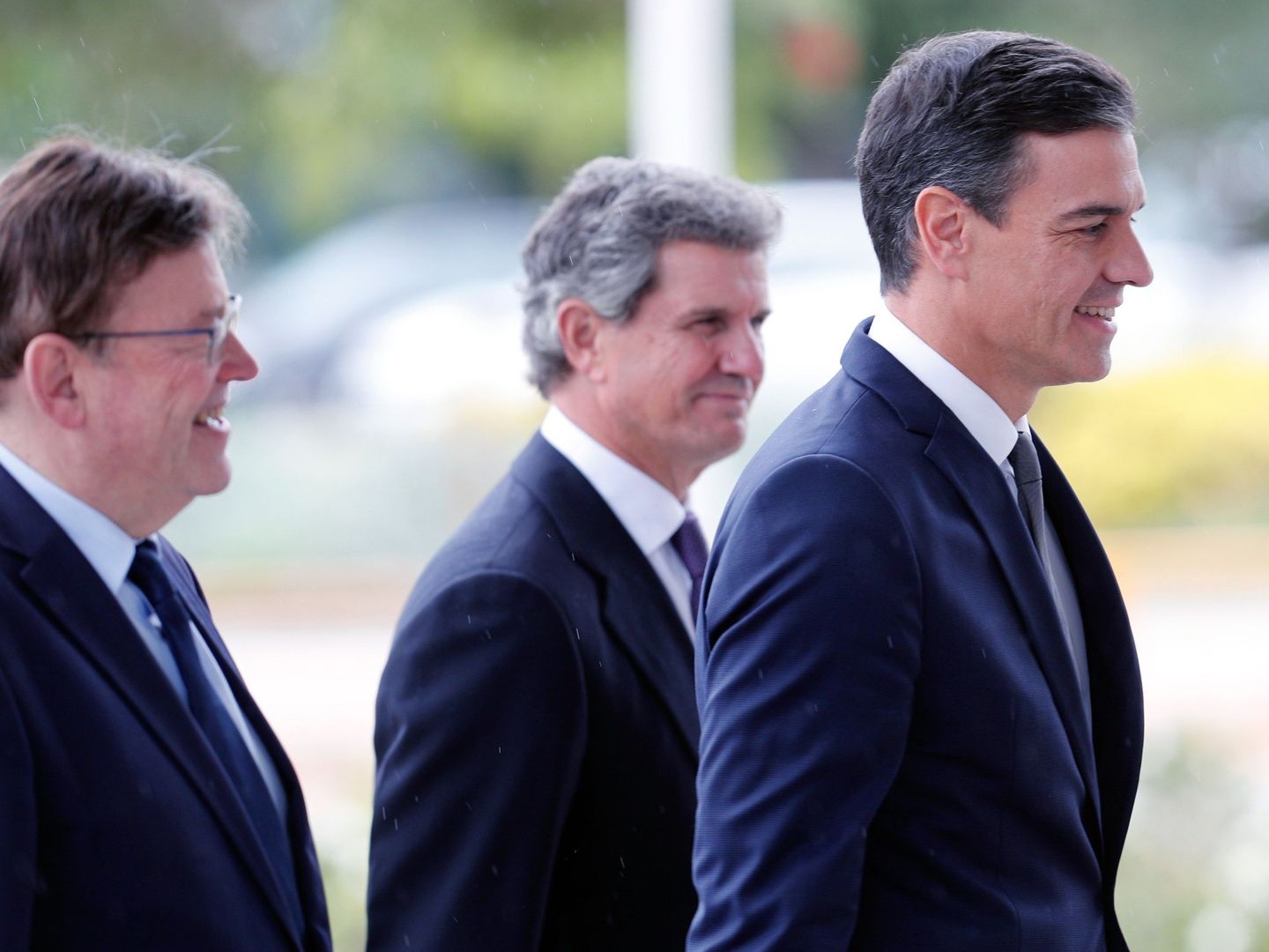El presidente del Gobierno, Pedro Sánchez (d), con Francisco Riberas (c) y el barón valenciano, Ximo Puig. (EFE)