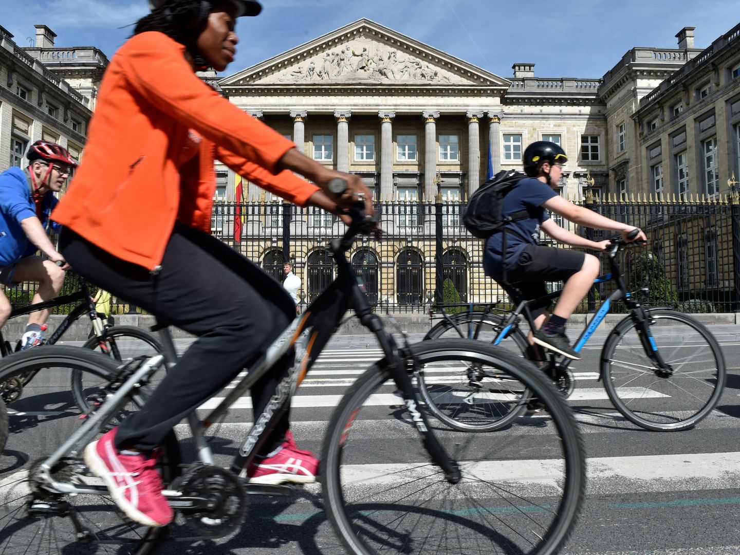 Ciclistas circulan delante del Parlamento nacional en Bruselas. (Reuters)
