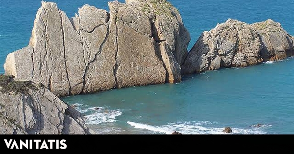 La playa de Cantabria donde se rodaron algunas de las escenas más impactantes de  La bola negra : naturaleza salvaje y rodeada de acantilados