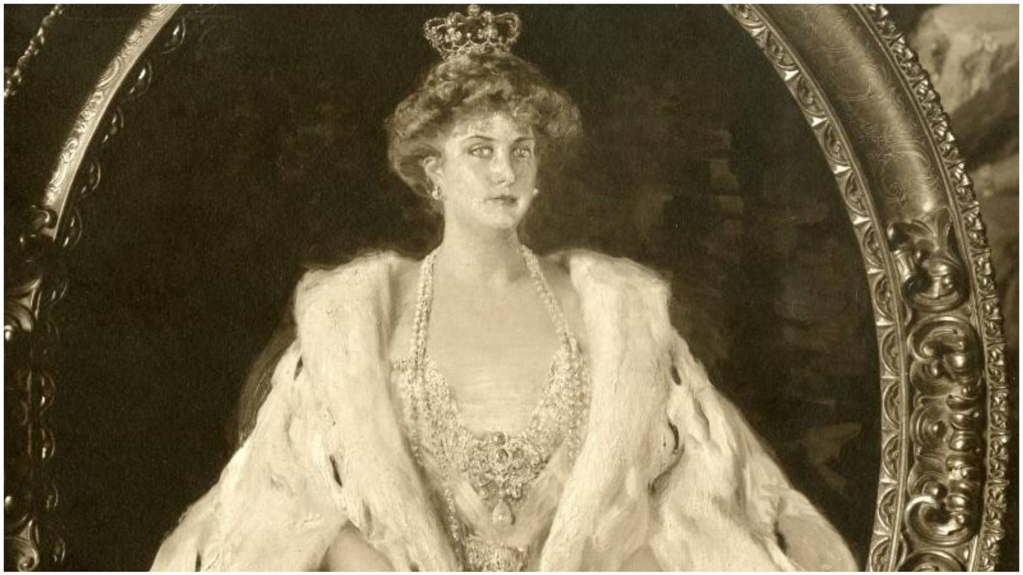 Reproducción de 1909 del retrato de la reina Victoria Eugenia con manto de armiño, de Joaquín Sorolla. (Museo Sorolla)