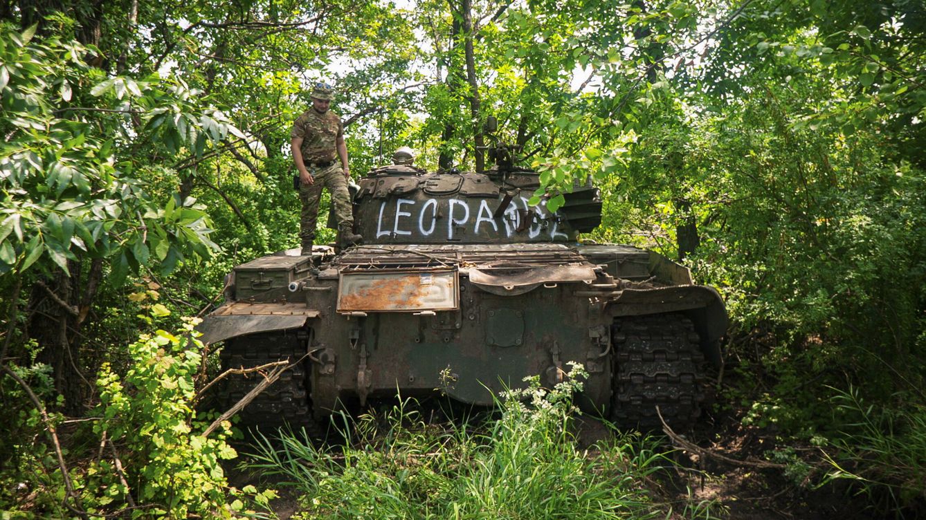 Foto: Soldados ucranianos reparan un tanque Leopard cerca de Donetsk, el pasado 2 de julio. (EFE/Nikoletta Stoyanova)
